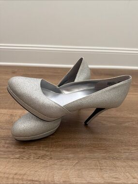 FIONI Clothing Silver Glitter Pump Heels